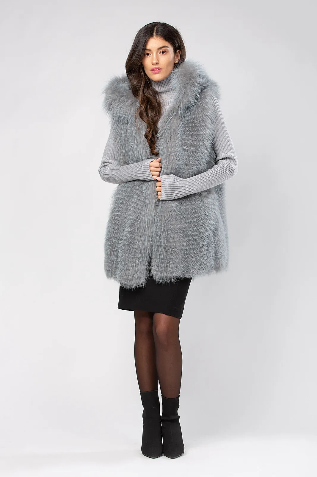 ---------Gilet in volpe grigia con cappuccio--------