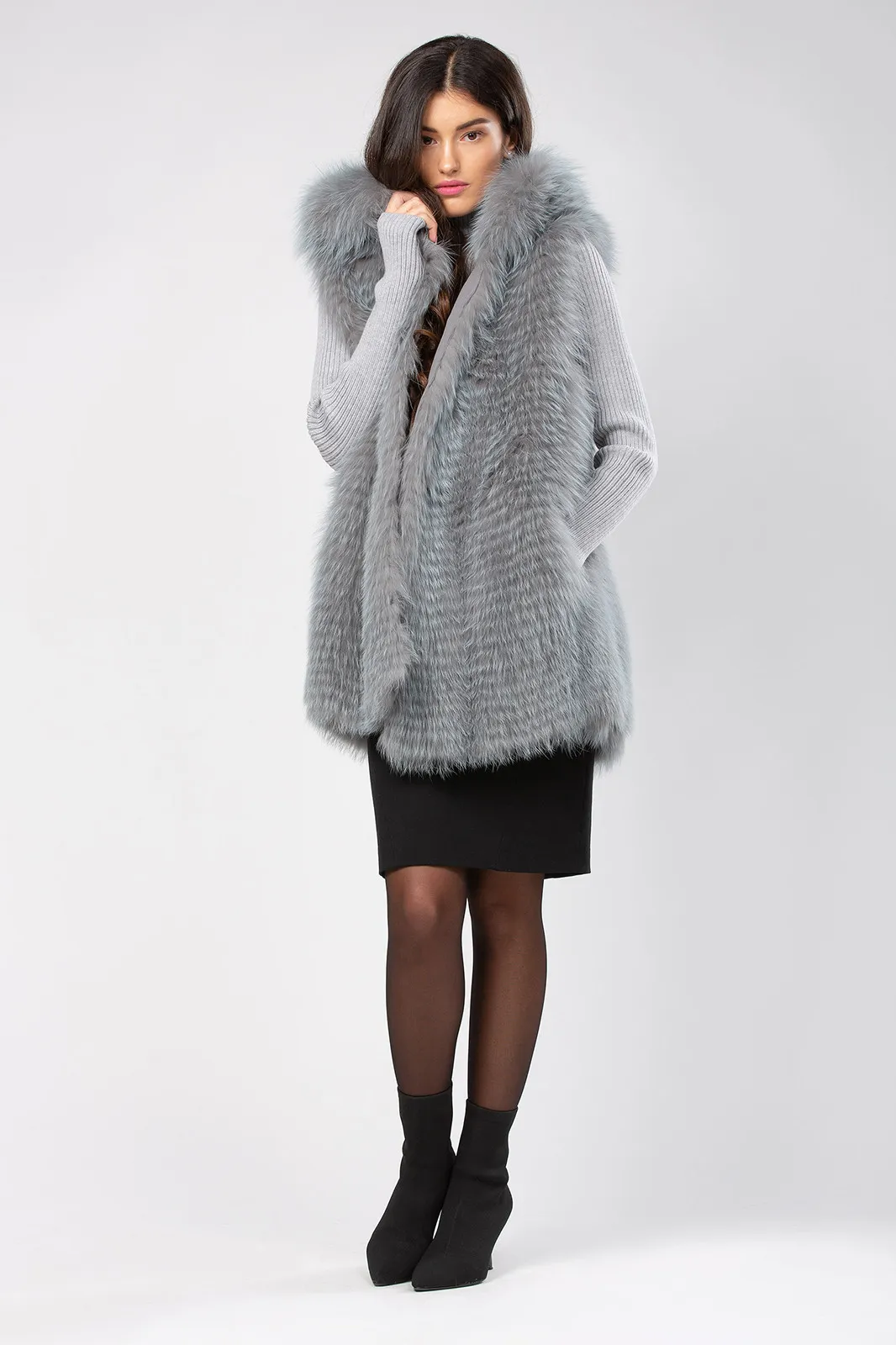 ---------Gilet in volpe grigia con cappuccio--------