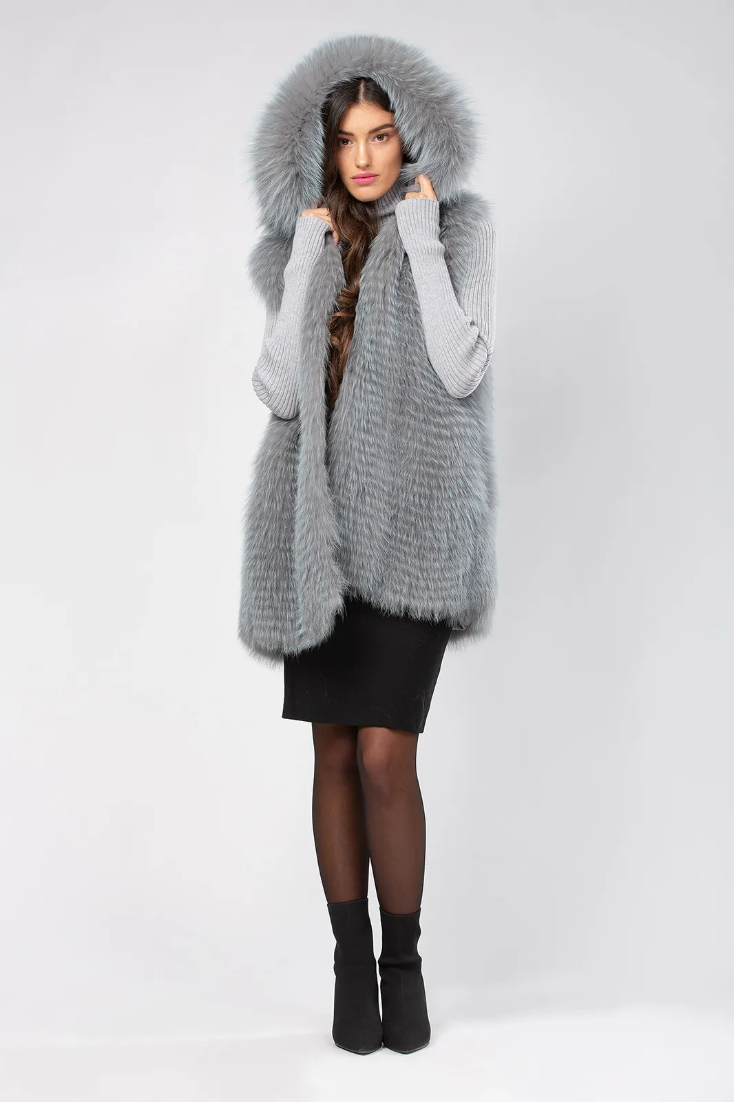 ---------Gilet in volpe grigia con cappuccio--------