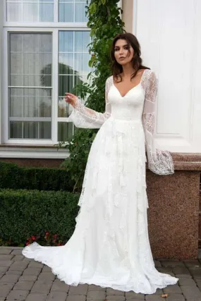 ---Spectacular wedding dress design that will amaze the most bohemian brides with a romantic V-neckline--