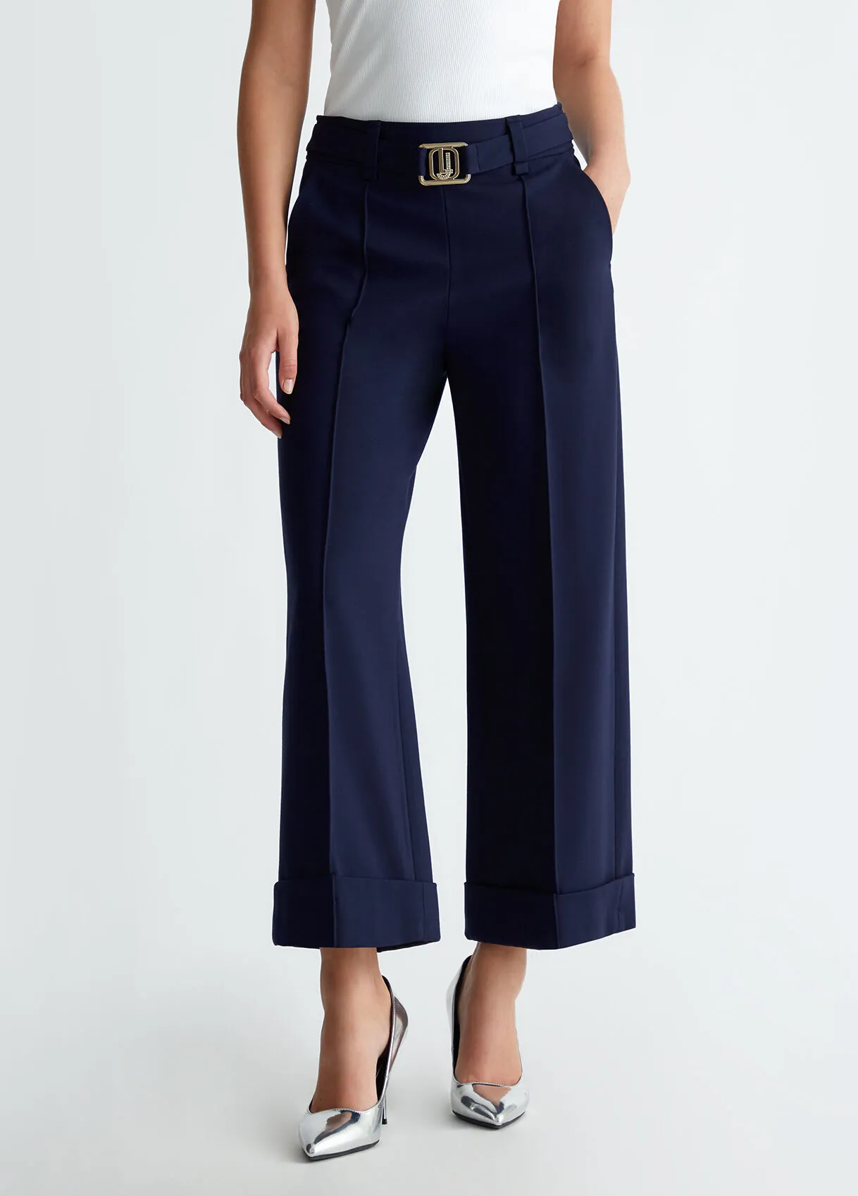 Pantaloni cropped con cintura