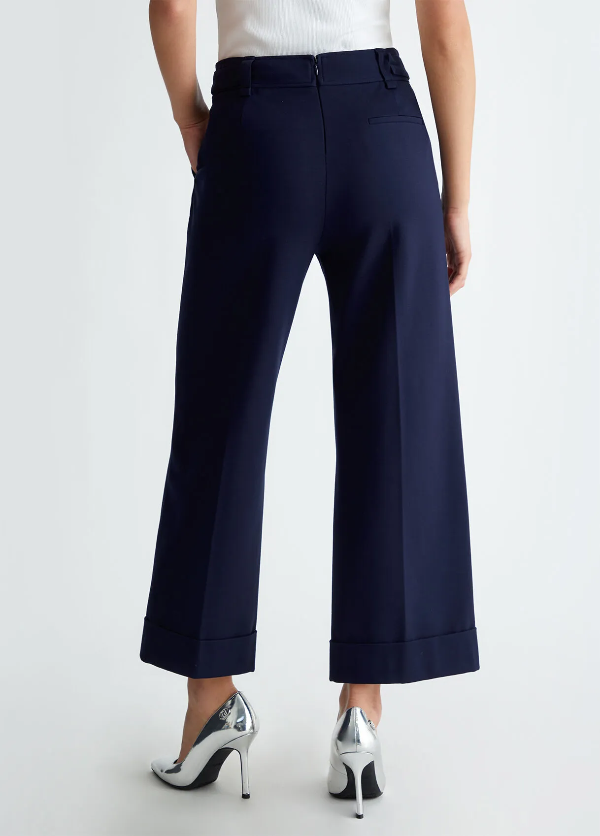 Pantaloni cropped con cintura