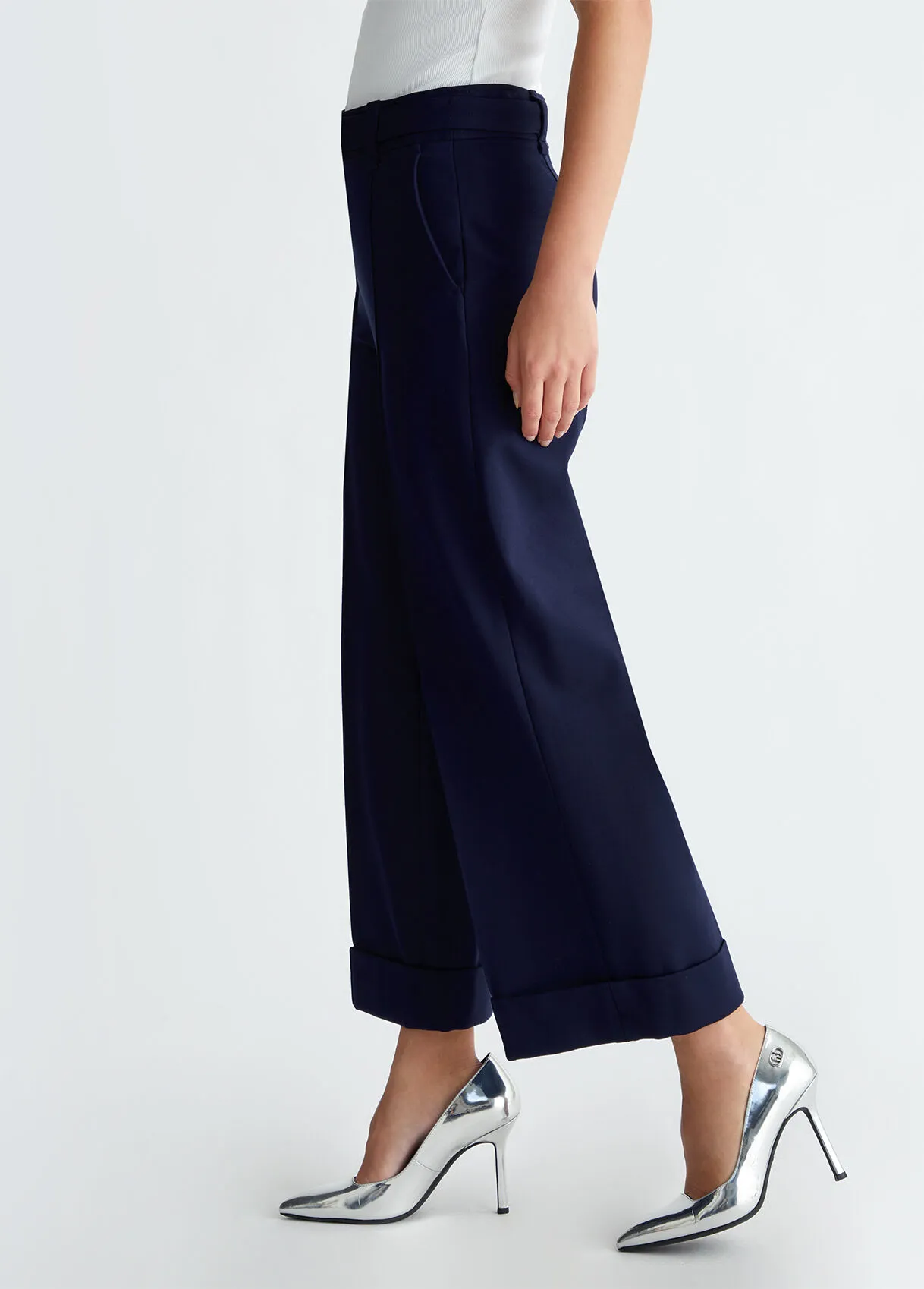 Pantaloni cropped con cintura